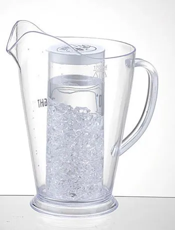 Pitcher tal-plastik bit-tubu tas-silġ
